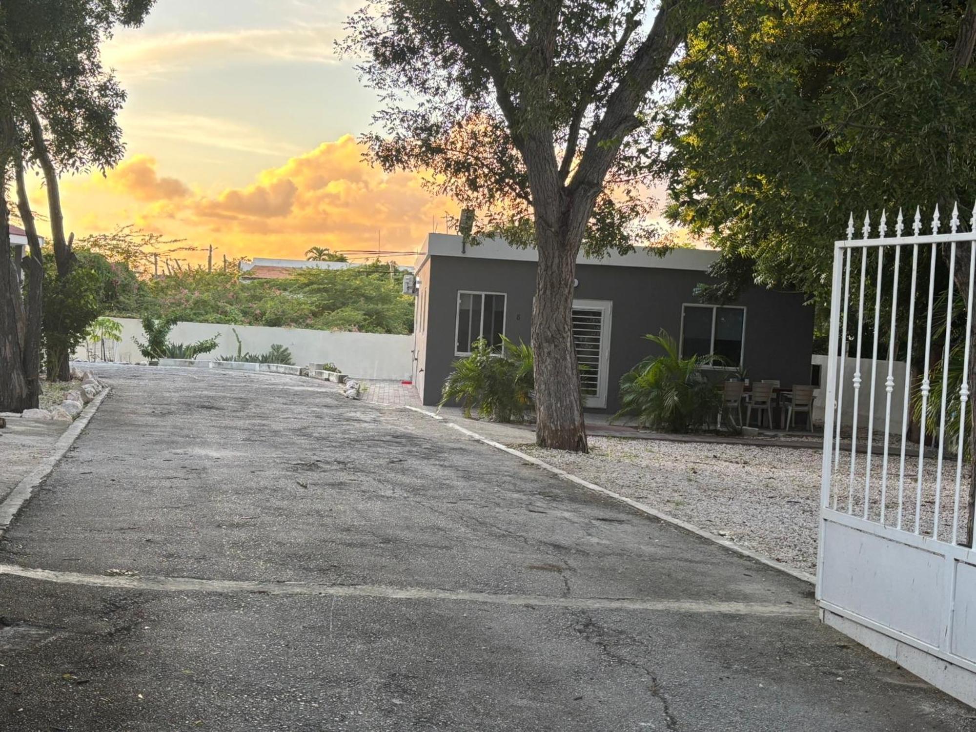 Advantage Apartments Curacao Willemstad Esterno foto